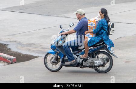 SAMUT PRAKAN, THAILAND, SEP 29 2022, das Paar fährt auf dem Motorrad auf der Straße. Stockfoto