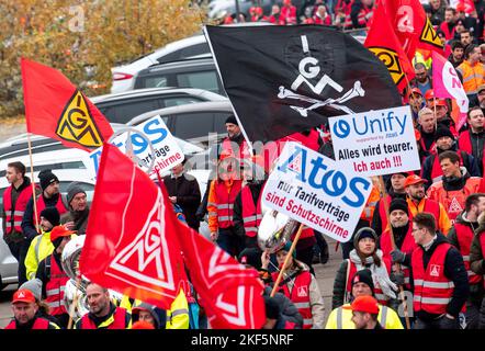 Hamburg, Deutschland. 16.. November 2022. Arbeiter in der Metall- und Elektroindustrie gehen während einer Demonstration durch den Fischmarkt und halten Schilder mit der Aufschrift „nur Tarifverträge sind Schutzschilde“ und „alles wird teurer. Ich auch!!!“ Einen Tag vor der potenziell entscheidenden Verhandlungsrunde im Lohnstreit haben Tausende von Arbeitnehmern im Norden den Druck auf die Arbeitgeber mit einem Warnstreik noch einmal erhöht. (To dpa 'Metallindustrie-Zölle schlägt vor') Quelle: Daniel Bockwoldt/dpa/Daniel Bockwoldt/dpa/Alamy Live News Stockfoto