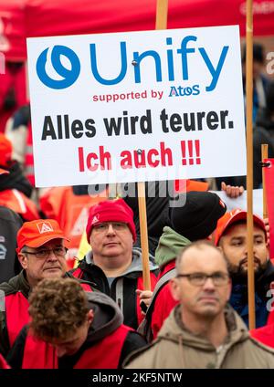 Hamburg, Deutschland. 16.. November 2022. Mitarbeiter der Metall- und Elektroindustrie nehmen an einer Kundgebung Teil und halten ein Schild mit der Aufschrift „alles wird teurer. Ich auch!!!“. Einen Tag vor der potenziell entscheidenden Verhandlungsrunde im Lohnstreit haben Tausende von Arbeitnehmern im Norden den Druck auf die Arbeitgeber mit einem Warnstreik noch einmal erhöht. (Zur dpa 'Metallindustrie-Zölle schlagen') Quelle: Daniel Bockwoldt/dpa/Alamy Live News Stockfoto