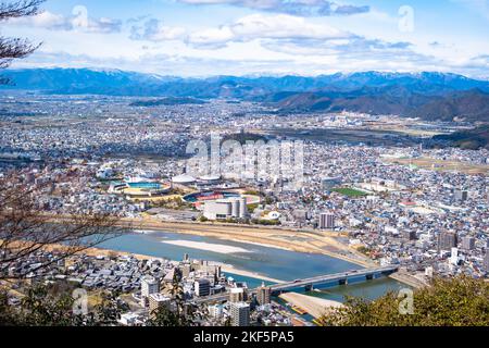 Eine Luftaufnahme des Shinano-Flusses, der durch das Stadtbild von Gujo in Japan fließt Stockfoto