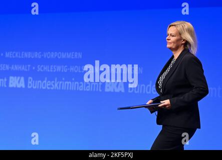 Wiesbaden, Deutschland. 16.. November 2022. Bundesinnenministerin Nancy Faeser (SPD) hält sich zum Auftakt der Herbstkonferenz des Bundeskriminalamtes (BKA) im RheinMain CongressCenter (RMCC) vor dem Rednerpult auf. Im Mittelpunkt der Veranstaltung stehen Trends und Perspektiven in der Entwicklung von Kriminalität, neue Ansätze zur Verbrechensbekämpfung und die Voraussetzungen für eine handlungsfähige Polizei. Kredit: Arne Dedert/dpa/Alamy Live Nachrichten Stockfoto