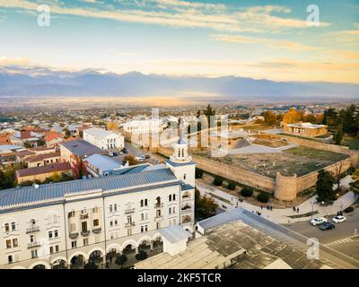 Telavi, Georgia - 6. novermber, 2022: Drohnenpanorama der Altstadt von Telavi. Telavi ist die Hauptstadt der Provinz Kacheti in Georgien Stockfoto