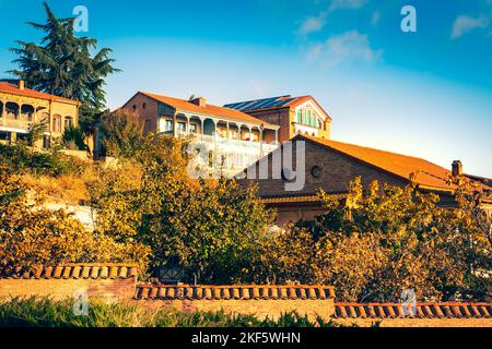 Telavi, Georgia - 6. novermber, 2022: Bunte Häuser, Pensionen, Hotels in der Altstadt von Telavi. Historisches georgisches Erbe in Kacheti Stockfoto