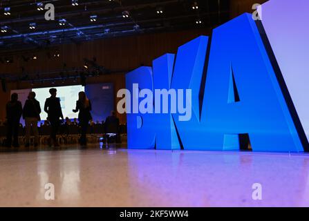 Wiesbaden, Deutschland. 16.. November 2022. Am Rande der Herbstkonferenz des Bundeskriminalamtes (BKA) im Konferenzsaal des RheinMain CongressCenter (RMCC) steht ein blaues BKA-Logo. Im Mittelpunkt der Veranstaltung stehen Trends und Perspektiven der Kriminalitätsentwicklung, neue Ansätze zur Verbrechensbekämpfung und die Voraussetzungen für eine handlungsfähige Polizei. Kredit: Arne Dedert/dpa/Alamy Live Nachrichten Stockfoto