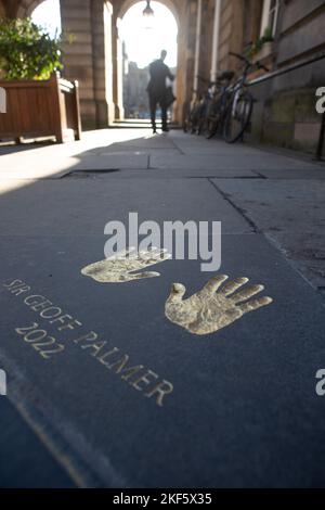 Edinburgh. Schottland. Großbritannien Edinburgh, Großbritannien. 16.. November 2022. Sir Godfrey Henry Oliver Palmer OBE ist emeritierter Professor an der School of Life Sciences der Heriot-Watt University in Edinburgh, Schottland, und Menschenrechtsaktivist. Im Bild: Sir Geoff Palmer handgedruckt auf der Royal Mile. Quelle: Pako Mera/Alamy Live News Stockfoto