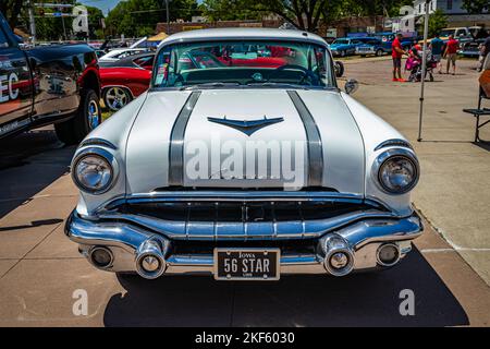 Des Moines, IA - 02. Juli 2022: Hochperspektivische Frontansicht eines Pontiac Star Chief 2 Door Hardtop aus dem Jahr 1956 auf einer lokalen Automobilausstellung. Stockfoto