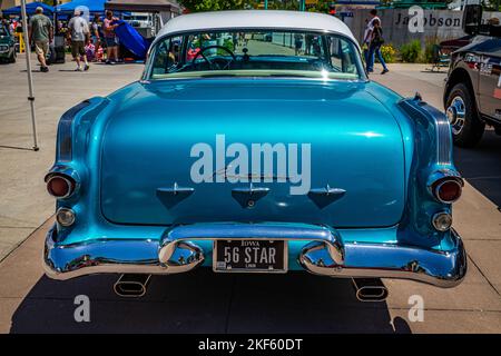 Des Moines, IA - 02. Juli 2022: Hochperspektivische Rückansicht eines Pontiac Star Chief 2 Door Hardtop aus dem Jahr 1956 auf einer lokalen Automobilausstellung. Stockfoto