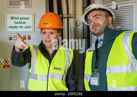 Erste Ministerin Nicola Sturgeon in einer Turbine mit Gordon Thomson, Leiter der Projekte bei Banks Renewables, während sie den Windpark Kype Muir in der Nähe von Strathaven, South Lanarkshire, besucht, um die Netzverbindung der höchsten Windkraftanlage Großbritanniens zu markieren. Bilddatum: Mittwoch, 16. November 2022. Stockfoto