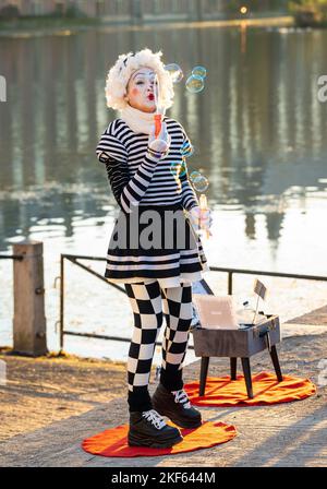 The Hague, Niederlande, 12.11.2022, Street-Mime-Künstler bläst Seifenblasen Stockfoto