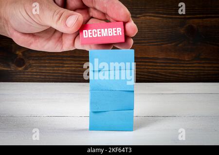 Dezember. Planung, Ziele und Erfolgskonzepte. Farbige Holzblöcke. Stockfoto