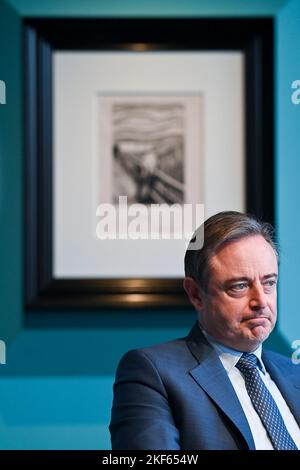 Bart De Wever von N-VA, abgebildet während einer Pressekonferenz des Museums De Reede, um am Mittwoch, dem 16. November 2022, in Antwerpen eine wichtige und wichtige Ergänzung der Sammlung des Museums zu präsentieren. Das Kunstwerk ist eine signierte Kopie der lithographischen Version von Edvard Munchs ikonischem 'The Scream' des norwegischen Künstlers. Dank einer Spende wird die Kopie in die ständige Sammlung des Museums aufgenommen. BELGA FOTO DIRK WAEM Stockfoto