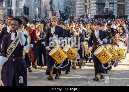 CHRIST’S KRANKENHAUS SCHULBAND bei der Lord Mayor's Show Parade in der City of London, Großbritannien. Trommler Stockfoto