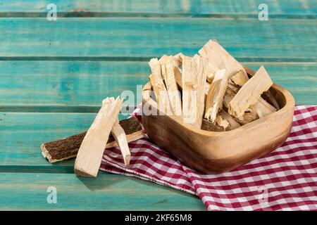 Quassia Amara - Stängel von Quassia Heilpflanze; auf Holzhintergrund Stockfoto