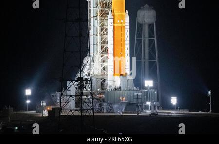 Fahrzeuge mit Mitgliedern der roten Besatzung werden gesehen, wie sie am Launch Pad 39B ankommen, um sicherzustellen, dass alle Verbindungen und Ventile dicht bleiben, Dienstag, 15. November 2022, NASA Kennedy Space Center in Florida. Der Artemis I-Flugtest der NASA ist der erste integrierte Test der Tiefenraumexplorationssysteme der Agentur: Die Raumsonde Orion, die SLS-Rakete und die unterstützenden Bodensysteme. Der Start des unbemundeten Flugtests ist für den 16. November um 1:04 Uhr EST geplant. Foto von Joel Kowsky/NASA via CNP/ABACAPRESS.COM Stockfoto