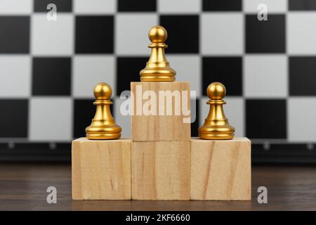 Schachfigur auf Holzblock Stockfoto