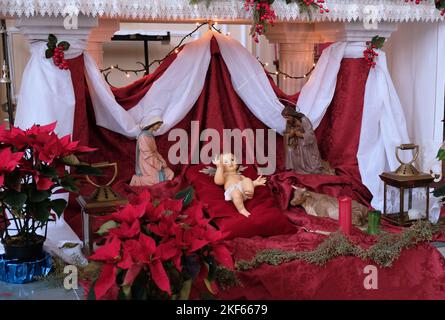 Krippe mit Jesuskind. Elemente der katholischen christlichen Krippe. Dekor in der Kirche. Stockfoto