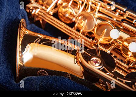 Goldenes Saxophon auf schwarzem Gehäuse Stockfoto