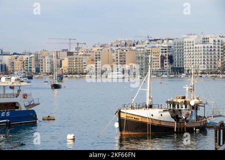 Sliema, Malta - 12. November 2022: Boote liegen in einer Bucht und Blick auf die Uferpromenade von Sliema Stockfoto