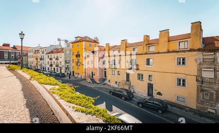 Alfama Blick auf die Straße in Lissabon, der Hauptstadt Portugals. Das Alfama ist das älteste Viertel von Lissabon mit bunten Häusern und historischem Ambiente. Stockfoto