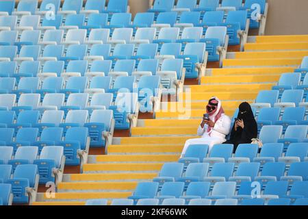 Riad, Saudi-Arabien. 16.. November 2022. RIAD, SAUDI-ARABIEN - 16. NOVEMBER: Fans jubeln beim internationalen Freundschaftsspiel zwischen Saudi-Arabien und Kroatien im Prince Faisal bin Fahd Stadium am 16. November 2022 in Riad, Saudi-Arabien, an. Foto: Goran Stanzl/PIXSELL Credit: Pixsell Foto- und Videoagentur/Alamy Live News Stockfoto