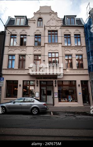 Gelsenkirchen, Deutschland. 16.. November 2022. In der Bochumer Straße in Gelsenkirchen steht das Reichenstein-Haus (Lichtfassade). Das Haus gilt als Vorzeigeobjekt; unterstützt von der Stadt Gelsenkirchen und dem Land Nordrhein-Westfalen wurde es öffentlich renoviert und wird 10 Jahre lang ein Musterhaus sein. Pressekonferenz zu XL-Wohnprojekten und dem Projekt 'Prima.Klima.Ruhrmetropole'. Ziel ist nach Angaben des NRW-Bundesministeriums eine umfassende Stadtumgestaltung in Gelsenkirchen und ein Drücker für mehr Klimaschutz im Wohnungsbau. Quelle: Fabian Strauch/d/dpa/Alamy Live News Stockfoto