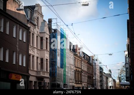 Gelsenkirchen, Deutschland. 16.. November 2022. In der Bochumer Straße in Gelsenkirchen steht das Reichenstein-Haus (Lichtfassade). Das Haus gilt als Vorzeigeobjekt; unterstützt von der Stadt Gelsenkirchen und dem Land Nordrhein-Westfalen wurde es öffentlich renoviert und wird 10 Jahre lang ein Musterhaus sein. Pressekonferenz zu XL-Wohnprojekten und dem Projekt 'Prima.Klima.Ruhrmetropole'. Ziel ist nach Angaben des NRW-Bundesministeriums eine umfassende Stadtumgestaltung in Gelsenkirchen und ein Drücker für mehr Klimaschutz im Wohnungsbau. Quelle: Fabian Strauch/d/dpa/Alamy Live News Stockfoto