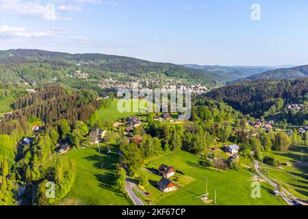 Zdar - Teil der Stadt Tanvald in der Mitte der grünen Hügel des Isergebirges an sonnigen Sommertagen. Tschechische Republik. Luftaufnahme von der Drohne. Stockfoto