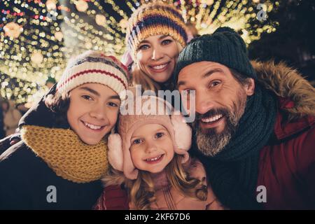 Selbstporträt von attraktiven fröhlichen großen vollen Familie vier Menschen Spaß mit warmen saisonalen Outfit Spaziergang Stadt im Freien Stockfoto