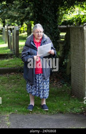 Sally Jones, eine bekannte lokale Historikerin, Dichterin und Schriftstellerin, hielt eine Rede beim DIC Penderyn Memorial Service, St Marys Church, Port Talbot, Wales Stockfoto