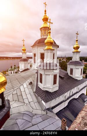 Östliche orthodoxe Kreuze auf goldenen Kuppeln, Kuppeln, gegen blauen Himmel mit Wolken Stockfoto