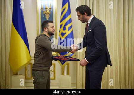 Kiew, Ukraine. 15.. November 2022. Der ukrainische Präsident Wolodymyr Zelenskyy, links, gratuliert dem niederländischen Außenminister Wopke Hoekstrathe bei einer Zeremonie, bei der er am 15. November 2022 im Mariinski-Palast in Kiew, Ukraine, den Orden des Fürsten Jaroslaw des Weisen III. Grades überreicht hat. Kredit: Ukrainische Präsidentschaft/Ukrainische Presidential Press Office/Alamy Live Nachrichten Stockfoto