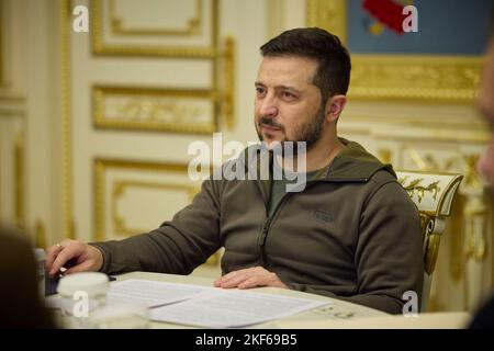 Kiew, Ukraine. 15.. November 2022. Der ukrainische Präsident Wolodymyr Zelenskyy hält am 15. November 2022 in Kiew, Ukraine, ein bilaterales Treffen mit dem niederländischen Außenminister Wopke Hoekstrathe im Mariinski-Palast ab. Kredit: Ukrainische Präsidentschaft/Ukrainische Presidential Press Office/Alamy Live Nachrichten Stockfoto