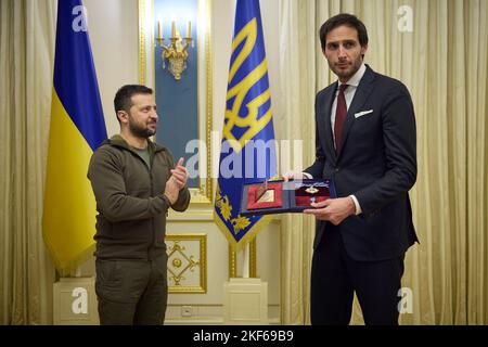 Kiew, Ukraine. 15.. November 2022. Der ukrainische Präsident Wolodymyr Zelenskyy, links, gratuliert dem niederländischen Außenminister Wopke Hoekstrathe bei einer Zeremonie, bei der er am 15. November 2022 im Mariinski-Palast in Kiew, Ukraine, den Orden des Fürsten Jaroslaw des Weisen III. Grades überreicht hat. Kredit: Ukrainische Präsidentschaft/Ukrainische Presidential Press Office/Alamy Live Nachrichten Stockfoto