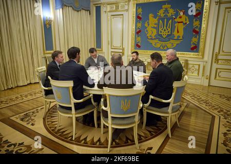 Kiew, Ukraine. 15.. November 2022. Der ukrainische Präsident Wolodymyr Zelenskyy hält am 15. November 2022 in Kiew, Ukraine, ein bilaterales Treffen mit dem niederländischen Außenminister Wopke Hoekstrathe im Mariinski-Palast ab. Kredit: Ukrainische Präsidentschaft/Ukrainische Presidential Press Office/Alamy Live Nachrichten Stockfoto