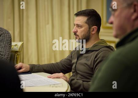 Kiew, Ukraine. 15.. November 2022. Der ukrainische Präsident Wolodymyr Zelenskyy hält am 15. November 2022 in Kiew, Ukraine, ein bilaterales Treffen mit dem niederländischen Außenminister Wopke Hoekstrathe im Mariinski-Palast ab. Kredit: Ukrainische Präsidentschaft/Ukrainische Presidential Press Office/Alamy Live Nachrichten Stockfoto