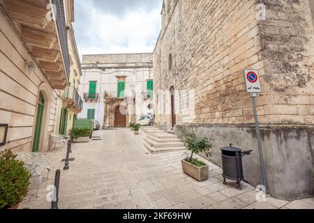 Blick auf die Altstadt von Martina Franca mit schönen weiß gestrichenen Häusern. Stockfoto