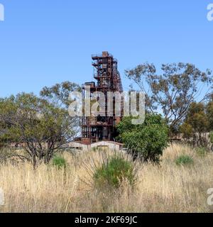 Außer Dienst geratene Lambiotte-Retorte auf dem Gelände der inzwischen nicht mehr existierenden Wundowie-Kohle-Eisen- und Stahlindustrie (CISI). Wundowie, Westaustralien Stockfoto