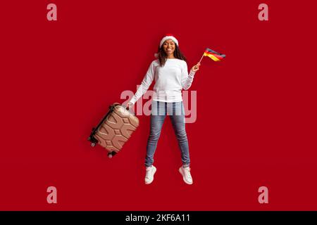 Aufgeregte afroamerikanische Dame, die an Weihnachten nach Deutschland reist Stockfoto