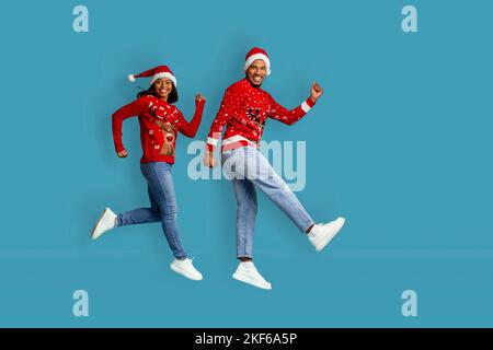 Lustige afroamerikanische Mann und Frau genießen Winterferien Stockfoto