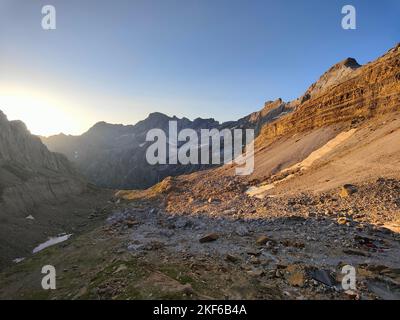 Die spektakuläre Berglandschaft der französischen Pyrenäen. Tal des Cirque de Gavarnie im Nationalpark der Pyrenäen (Französisch: Parc national de Stockfoto