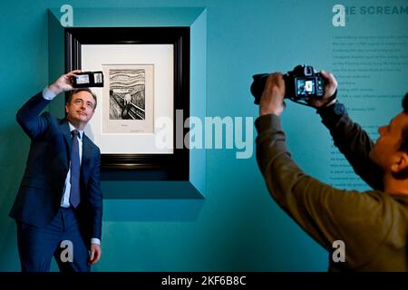 Bart De Wever von N-VA, abgebildet während einer Pressekonferenz des Museums De Reede, um am Mittwoch, dem 16. November 2022, in Antwerpen eine wichtige und wichtige Ergänzung der Sammlung des Museums zu präsentieren. Das Kunstwerk ist eine signierte Kopie der lithographischen Version von Edvard Munchs ikonischem 'The Scream' des norwegischen Künstlers. Dank einer Spende wird die Kopie in die ständige Sammlung des Museums aufgenommen. BELGA FOTO DIRK WAEM Stockfoto