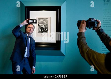 Bart De Wever von N-VA, abgebildet während einer Pressekonferenz des Museums De Reede, um am Mittwoch, dem 16. November 2022, in Antwerpen eine wichtige und wichtige Ergänzung der Sammlung des Museums zu präsentieren. Das Kunstwerk ist eine signierte Kopie der lithographischen Version von Edvard Munchs ikonischem 'The Scream' des norwegischen Künstlers. Dank einer Spende wird die Kopie in die ständige Sammlung des Museums aufgenommen. BELGA FOTO DIRK WAEM Stockfoto