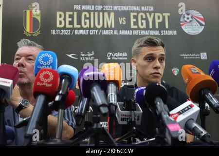 Der belgische Leandro Trossard, abgebildet auf einer Pressekonferenz der belgischen Fußballnationalmannschaft der Roten Teufel, im Al Yarmouk Club, in Kuwait-Stadt, Kuwait, Mittwoch, den 16. November 2022. Die Red Devils sind in Kuwait, um sich auf die bevorstehende FIFA-Weltmeisterschaft 2022 in Katar vorzubereiten. BELGA FOTO VIRGINIE LEFOUR Stockfoto