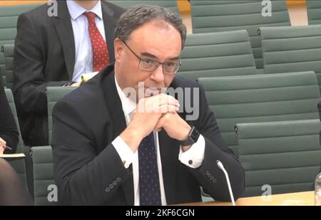 Der Fernsehbildschirm des Parlaments des Gouverneurs der Bank of England, Andrew Bailey, sprach vor dem Fiskus-Ausschuss zu den geldpolitischen Berichten der Bank im Londoner House of Parliament. Ausgabedatum: Mittwoch, 16. November 2022. Stockfoto