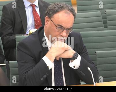Der Fernsehbildschirm des Parlaments des Gouverneurs der Bank of England, Andrew Bailey, sprach vor dem Fiskus-Ausschuss zu den geldpolitischen Berichten der Bank im Londoner House of Parliament. Ausgabedatum: Mittwoch, 16. November 2022. Stockfoto