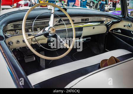 Des Moines, IA - 02. Juli 2022: Hochperspektivische Detailansicht eines 1956 Buick Century 2 Door Hardtop auf einer lokalen Autoausstellung. Stockfoto