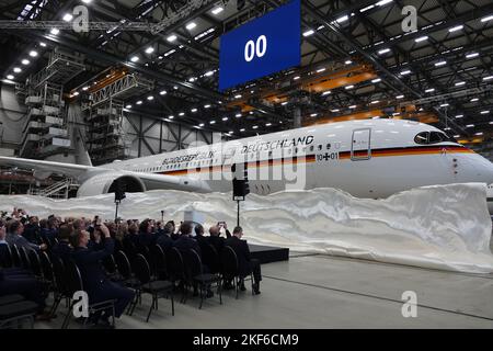 Hamburg, Deutschland. 16.. November 2022. Der Airbus A350 „Konrad Adenauer“ wird in Hamburg vorgestellt und von Lufthansa Technik an die Bundeswehr übergeben. Das Flugzeug wird die Flugbereitschaft des Bundesministeriums für Verteidigung für den politisch-parlamentarischen Flugbetrieb auf Langstrecken stärken. Es ist bereits die zweite Übergabe eines Regierungsflugzeugs vom Typ Airbus A350-900. (An dpa 'Airbus A350 'Konrad Adenauer' an die Bundeswehr übergeben') Quelle: Kilian Genius/dpa/Alamy Live News Stockfoto