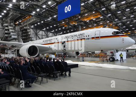 Hamburg, Deutschland. 16.. November 2022. Der Airbus A350 „Konrad Adenauer“ wird von Lufthansa Technik in Hamburg an die Bundeswehr übergeben. Das Flugzeug wird die Flugbereitschaft des Bundesverteidigungsministeriums für den politisch-parlamentarischen Flugbetrieb auf Langstreckenflügen stärken. Es handelt sich bereits um die zweite Übergabe eines Regierungsflugzeugs vom Typ Airbus A350-900. (An dpa 'Airbus A350 'Konrad Adenauer' an die Bundeswehr übergeben') Quelle: Kilian Genius/dpa/Alamy Live News Stockfoto