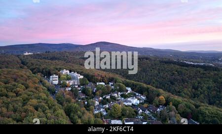 Eine Luftaufnahme eines rosa Sonnenuntergangs über der Frankfurter Stadt Stockfoto