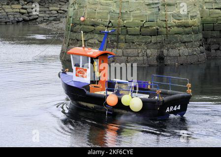 Das Fischerboot verlässt den Hafen Stockfoto